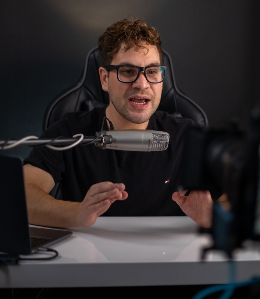 persona está grabando video de marketing